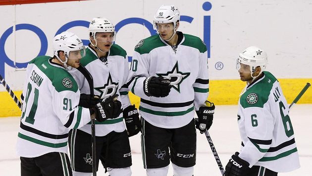 Jason Spezza (druhý zprava) podepsal v Dallasu čtyřletou smlouvu. Jason Spezza (druhý zprava) podepsal v Dallasu čtyřletou smlouvu.