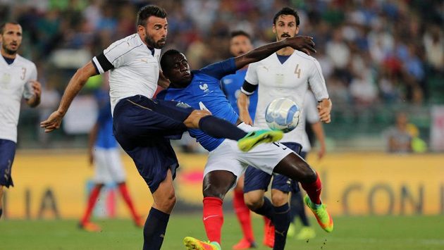 Ital Andrea Barzagli (vlevo) bojuje o balón s Francouzem Raphaëlem Varanem. Ital Andrea Barzagli (vlevo) bojuje o balón s Francouzem Raphaëlem Varanem.