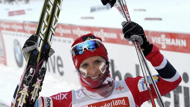 Norská lyžařka Marit Björgenová se raduje z vítězství. Norská lyžařka Marit Björgenová se raduje z vítězství.