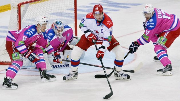 Alexej Morozov z CSKA (uprostřed) střílí první gól zápasu na ledě pražské O2 areny. Hráči Lva nastoupili do utkání v růžových dresech, chtějí tak podpořit boj proti rakovině prsu. Alexej Morozov z CSKA (uprostřed) střílí první gól zápasu na ledě pražské O2 areny. Hráči Lva nastoupili do utkání v růžových dresech, chtějí tak podpořit boj proti rakovině prsu.