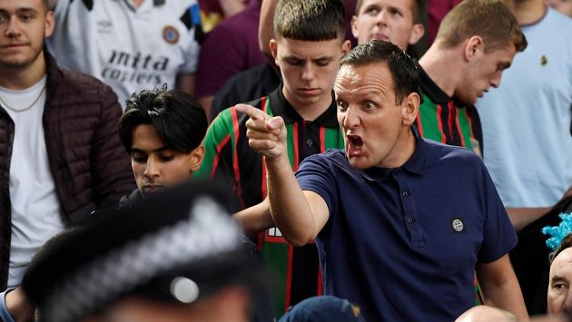 Fanoušci Aston Villy se během utkání 4. kola Premier League proti Crystal Palace střetli s pořadatelskou službou a s policií. Fanoušci Aston Villy se během utkání 4. kola Premier League proti Crystal Palace střetli s pořadatelskou službou a s policií.