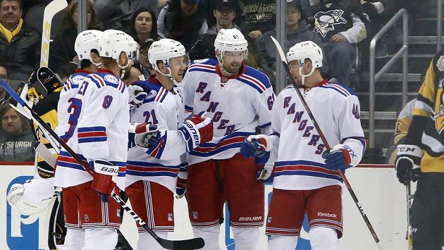 Hokejisté New Yorku Rangers se radují z branky. Hokejisté New Yorku Rangers se radují z branky.