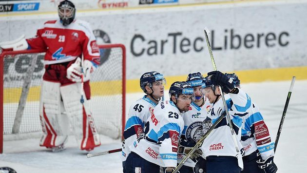 Liberecký Lukáš Krenželok (druhý zleva) se raduje se svými spoluhráči z gólu proti Olomouci. Liberecký Lukáš Krenželok (druhý zleva) se raduje se svými spoluhráči z gólu proti Olomouci.