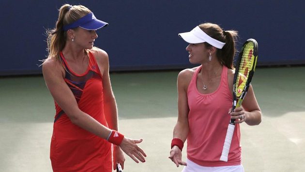 Zleva Daniela Hantuchová a Martina Hingisová po prohře ve čtyřhře. Zleva Daniela Hantuchová a Martina Hingisová po prohře ve čtyřhře.