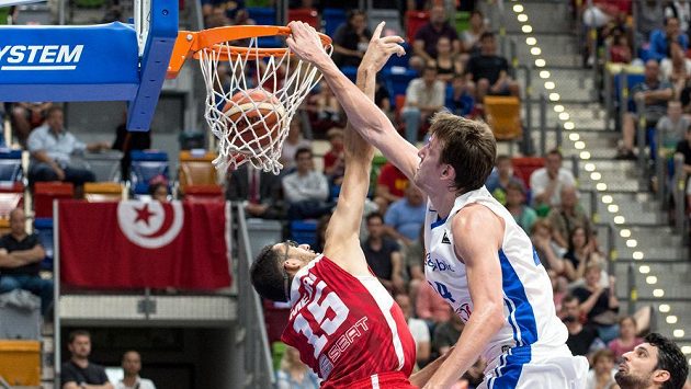 Český basketbalista Jan Veselý (vpravo) smečuje přes Tunisana Firase Lahyaniho. Český basketbalista Jan Veselý (vpravo) smečuje přes Tunisana Firase Lahyaniho.