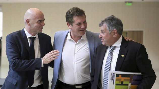 Generální sekretář UEFA Gianni Infantino (vlevo), nový šéf CONMEBOL Alejandro Dominguez (uprostřed) a Wilmar Valdez, který zastával pozici šéfa jihoamerického fotbalu prozatimně. Generální sekretář UEFA Gianni Infantino (vlevo), nový šéf CONMEBOL Alejandro Dominguez (uprostřed) a Wilmar Valdez, který zastával pozici šéfa jihoamerického fotbalu prozatimně.