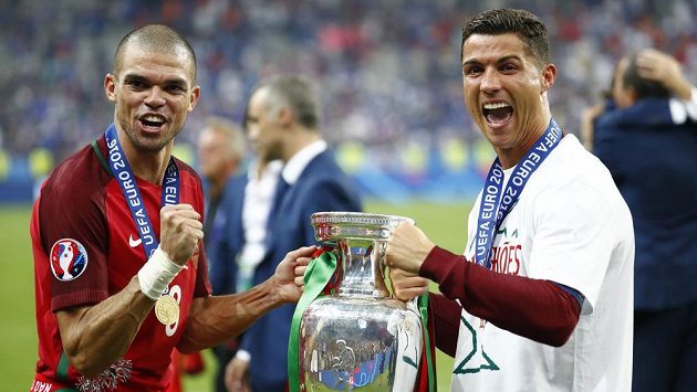 Portugalští mistři Evropy Cristiano Ronaldo (vpravo) a Pepe s trofejí. Portugalští mistři Evropy Cristiano Ronaldo (vpravo) a Pepe s trofejí.