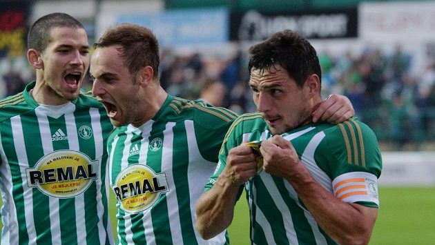 Zleva David Bartek, Matúš Mikuš a Josef Jindřišek z Bohemians se radují z gólu v utkání s Českými Budějovicemi. Zleva David Bartek, Matúš Mikuš a Josef Jindřišek z Bohemians se radují z gólu v utkání s Českými Budějovicemi.