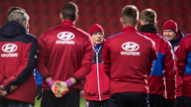 Trenér Karel Jarolím a asistent Miroslav Koubek (vpravo) během tréninku národního fotbalového týmu. Trenér Karel Jarolím a asistent Miroslav Koubek (vpravo) během tréninku národního fotbalového týmu.