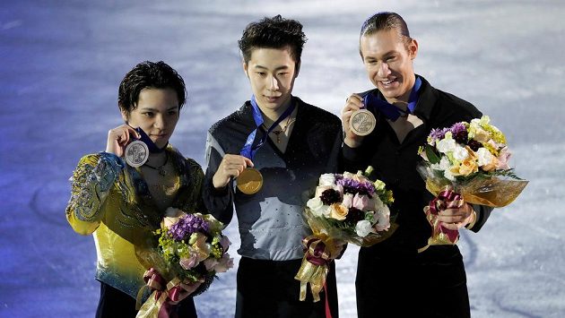 Trio medailistů na mistrovství čtyř kontinentů. Zleva Japonec Šoma Uno, uprostřed vítěz Ťin Po-jang a vpravo bronzový Američan Jason Brown. Trio medailistů na mistrovství čtyř kontinentů. Zleva Japonec Šoma Uno, uprostřed vítěz Ťin Po-jang a vpravo bronzový Američan Jason Brown.