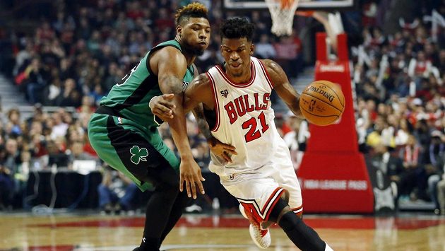 Basketbalista Chicaga Jimmy Butler (vpravo) a Marcus Smart z Bostonu v zápase NBA. Basketbalista Chicaga Jimmy Butler (vpravo) a Marcus Smart z Bostonu v zápase NBA.