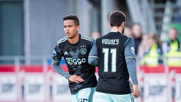 Sedmnáctiletý Justin Kluivert z Ajaxu (vlevo) střídá při svém ligovém debutu na hřišti Zwolle zraněného Amina Younese. Sedmnáctiletý Justin Kluivert z Ajaxu (vlevo) střídá při svém ligovém debutu na hřišti Zwolle zraněného Amina Younese.