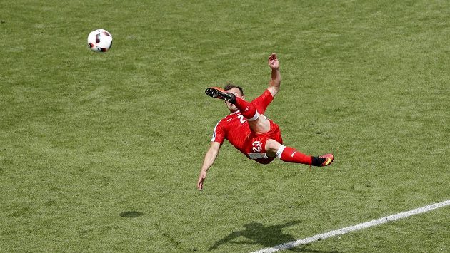 Švýcar Xherdan Shaqiri střílí nůžkami vyrovnávací gól proti Polsku. Švýcar Xherdan Shaqiri střílí nůžkami vyrovnávací gól proti Polsku.