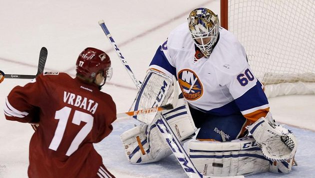 Radim Vrbata atakuje branku Islanders ve čtvrtečním duelu NHL. Radim Vrbata atakuje branku Islanders ve čtvrtečním duelu NHL.