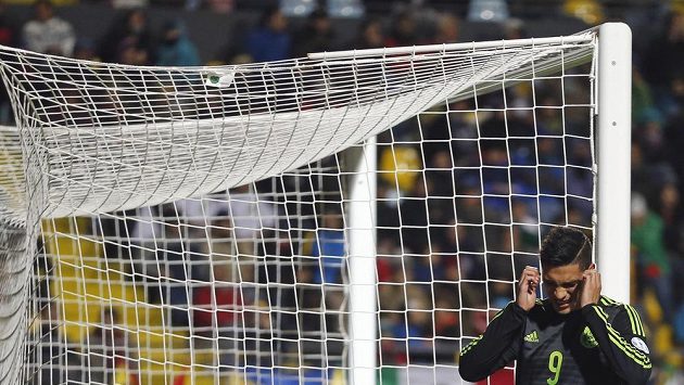 Útočník Mexika Raul Jimenez se chytá za hlavu, poté co neproměnil jednu ze šancí v zápase proti Bolívii na mistrovství Jižní Ameriky. Útočník Mexika Raul Jimenez se chytá za hlavu, poté co neproměnil jednu ze šancí v zápase proti Bolívii na mistrovství Jižní Ameriky.