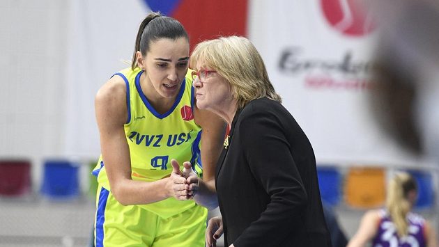 Zleva Marija Režanová z USK Praha a trenérka Natália Hejková na archivním snímku v duelu 8. kola Evropské ligy proti TTT Riga. Zleva Marija Režanová z USK Praha a trenérka Natália Hejková na archivním snímku v duelu 8. kola Evropské ligy proti TTT Riga.