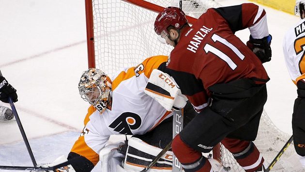 Brankář Flyers Steve Mason zasahuje proti střele Martina Hanzala. Brankář Flyers Steve Mason zasahuje proti střele Martina Hanzala.