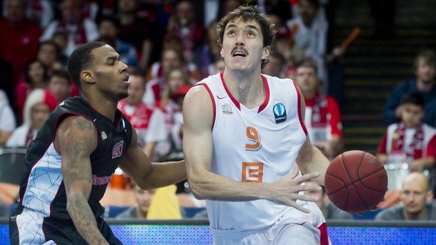Darius Adams z Nancy (vlevo) se snaží zastavit Jiřího Welsche z Nymburka. Darius Adams z Nancy (vlevo) se snaží zastavit Jiřího Welsche z Nymburka.