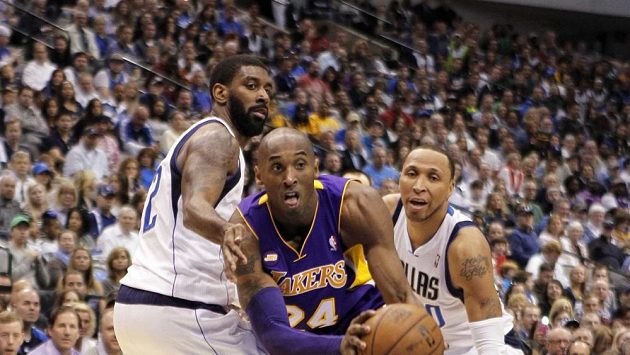 I díky 38 bodům Kobeho Bryanta vybojovali basketbalisté Lakers důležité vítězství v boji o play-off NBA na půdě Dallasu 103:99. I díky 38 bodům Kobeho Bryanta vybojovali basketbalisté Lakers důležité vítězství v boji o play-off NBA na půdě Dallasu 103:99.