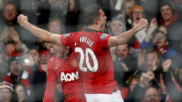 Útočník Manchesteru United Robin van Persie (vpravo) se raduje se spoluhráčem Waynem Rooneym z gólu do sítě Arsenalu. Útočník Manchesteru United Robin van Persie (vpravo) se raduje se spoluhráčem Waynem Rooneym z gólu do sítě Arsenalu.