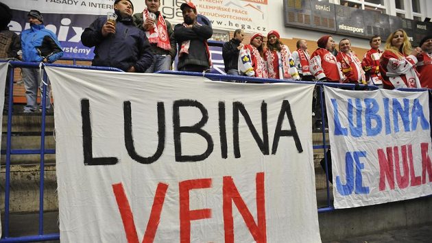 Fanoušci Slavie mají jasno, žádají výměnu trenéra. Fanoušci Slavie mají jasno, žádají výměnu trenéra.