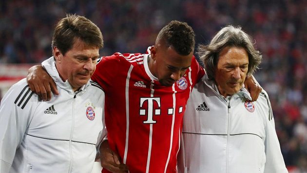Jérome Boateng z Bayernu opouští při zápase s Realem po zranění hrací plochu. Jérome Boateng z Bayernu opouští při zápase s Realem po zranění hrací plochu.