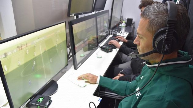Pro fotbal historická chvíle. Na zápasy mistrovství světa budou dohlížet i videorozhodčí. Pro fotbal historická chvíle. Na zápasy mistrovství světa budou dohlížet i videorozhodčí.