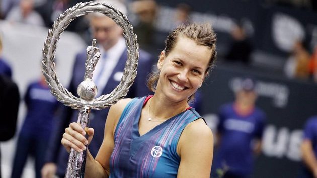Barbora Strýcová pózuje s trofejí určenou pro vítězku turnaje v Linzi. Barbora Strýcová pózuje s trofejí určenou pro vítězku turnaje v Linzi.