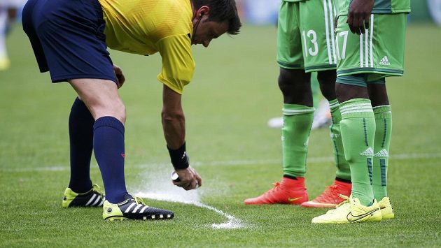 Italský sudí Nicola Rizzoli při použití novinky. Italský sudí Nicola Rizzoli při použití novinky.