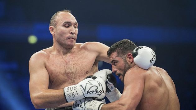 Boxer Manuel Charr byl oslavován jako první německý mistr světa těžké váhy od éry legendárního Maxe Schmelinga ze začátku 30. let, nyní vyšlo najevo, že libanonský rodák nevlastní německý pas. Jeho žádost je "u ledu." Boxer Manuel Charr byl oslavován jako první německý mistr světa těžké váhy od éry legendárního Maxe Schmelinga ze začátku 30. let, nyní vyšlo najevo, že libanonský rodák nevlastní německý pas. Jeho žádost je "u ledu."