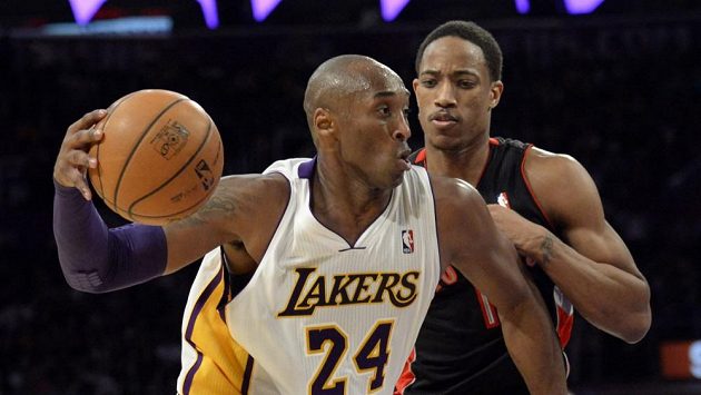 Pětatřicetiletý rozehrávač Kobe Bryant (vlevo) v duelu s Torontem. Pětatřicetiletý rozehrávač Kobe Bryant (vlevo) v duelu s Torontem.