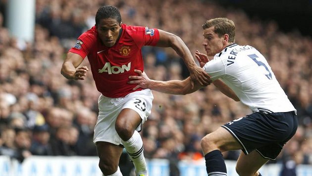 Obránce Tottenhamu Hotspur Jan Vertonghen (vpravo) v souboji s Antoniem Valenciou z manchesteru United. Obránce Tottenhamu Hotspur Jan Vertonghen (vpravo) v souboji s Antoniem Valenciou z manchesteru United.
