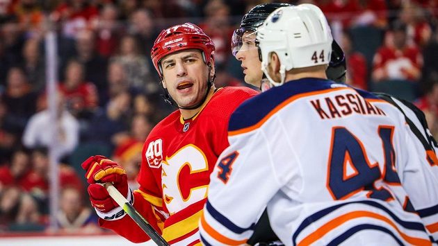 Hokejista Edmontonu Zach Kassian dostal v NHL dvouzápasový distanc za zbití útočníka Matthewa Tkachuka z Calgary. Hokejista Edmontonu Zach Kassian dostal v NHL dvouzápasový distanc za zbití útočníka Matthewa Tkachuka z Calgary.