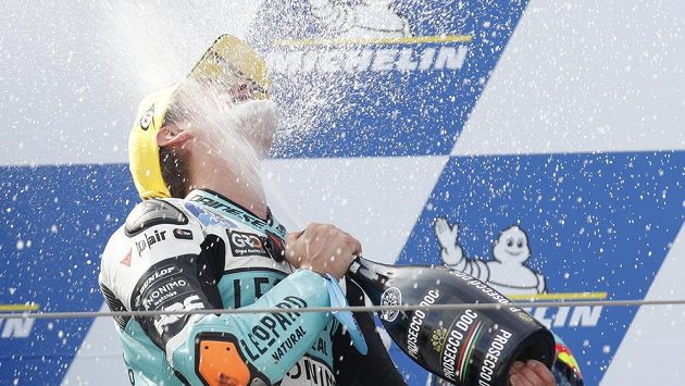 Motocyklista Jaume Masía slaví svůj triumf v závodu Moto3 ve Velké Ceně Aragonie. Motocyklista Jaume Masía slaví svůj triumf v závodu Moto3 ve Velké Ceně Aragonie.