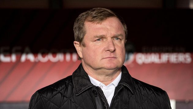 Pavel Vrba má starosti s další absencí Tomáše Rosického i tím, jak se po přestupech chytnou další reprezentanti. Pavel Vrba má starosti s další absencí Tomáše Rosického i tím, jak se po přestupech chytnou další reprezentanti.