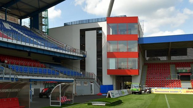 Plzeňský fotbalový stadión má první z rohových věží. Plzeňský fotbalový stadión má první z rohových věží.