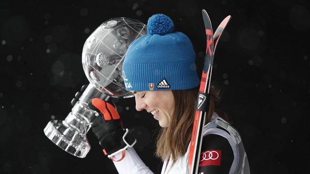 Slovenská lyžařka Petra Vlhová s trofejí pro vítězku Světového poháru. Slovenská lyžařka Petra Vlhová s trofejí pro vítězku Světového poháru.