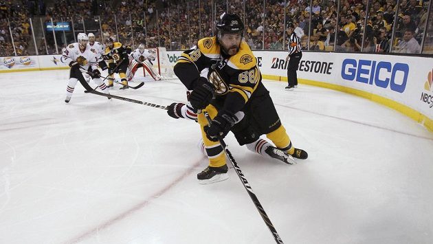 Jaromír Jágr z Bostonu si kryje puk ve čtvrtém finálovém zápase. Jaromír Jágr z Bostonu si kryje puk ve čtvrtém finálovém zápase.