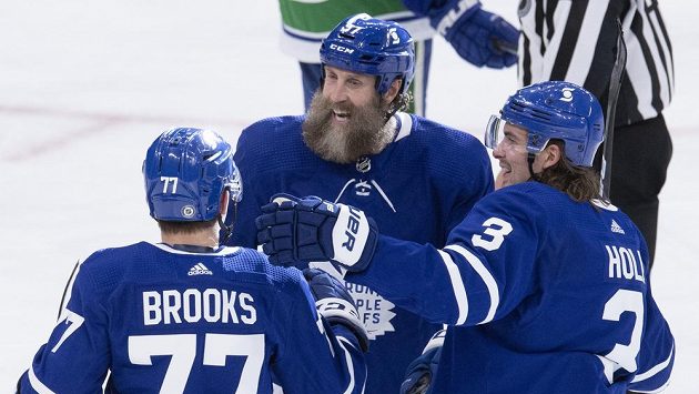 Hokejisté Toronta Maple Leafs Joe Thornton (97), Justin Holl (3) a Adam Brooks (77) slaví gól proti Vancouveru. Hokejisté Toronta Maple Leafs Joe Thornton (97), Justin Holl (3) a Adam Brooks (77) slaví gól proti Vancouveru.