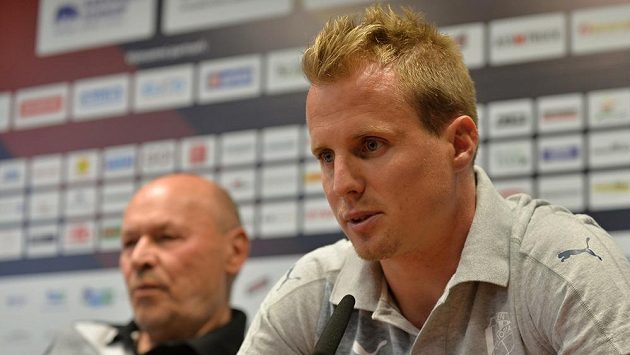 Kapitán plzeňských fotbalistů David Limberský a trenér Viktorie Miroslav Koubek na tiskové konferenci před odvetným duelem 3. předkola Ligy mistrů s Maccabi Tel Aviv. Kapitán plzeňských fotbalistů David Limberský a trenér Viktorie Miroslav Koubek na tiskové konferenci před odvetným duelem 3. předkola Ligy mistrů s Maccabi Tel Aviv.