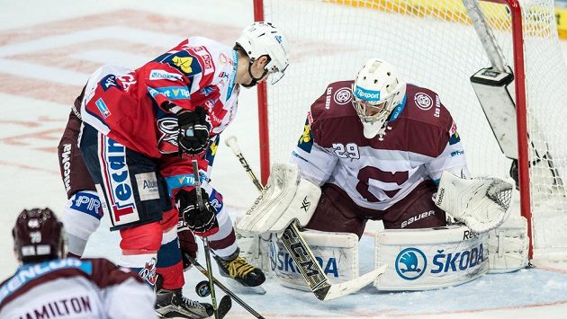 Pardubický útočník Patrik Poulíček a brankář Sparty Praha Jan Lukáš. Pardubický útočník Patrik Poulíček a brankář Sparty Praha Jan Lukáš.