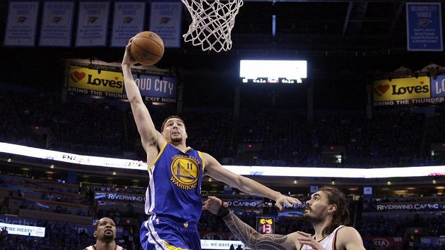 Klay Thompson (11) z Golden State překonává obranu Okhlahomy. Klay Thompson (11) z Golden State překonává obranu Okhlahomy.