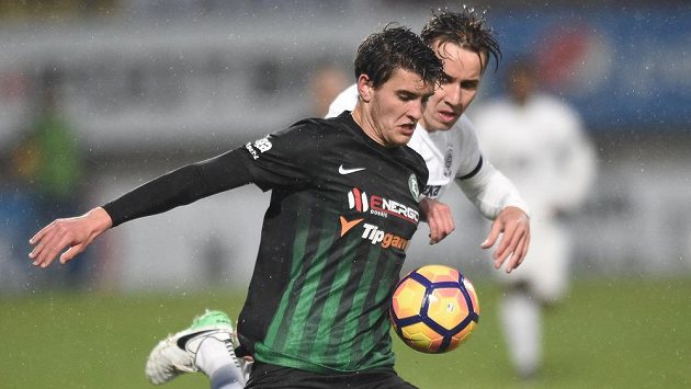 Matěj Chaluš v dresu Příbrami si kryje balón před dotírajícím Josefem Šuralem ze Sparty. Matěj Chaluš v dresu Příbrami si kryje balón před dotírajícím Josefem Šuralem ze Sparty.