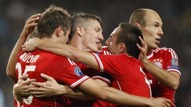 Fotbalisté Bayernu Thomas Müller, Bastian Schweinsteiger, Franck Ribery a Arjen Robben se radují z gólu proti Manchesteru City. Fotbalisté Bayernu Thomas Müller, Bastian Schweinsteiger, Franck Ribery a Arjen Robben se radují z gólu proti Manchesteru City.