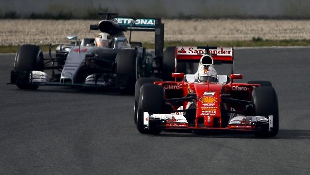 Sebastian Vettel (vpředu), za ním Lewis Hamilton během pondělních testů v Barceloně. Sebastian Vettel (vpředu), za ním Lewis Hamilton během pondělních testů v Barceloně.