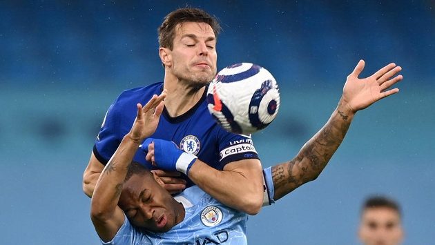 Fotbalista Manchesteru City Raheem Sterling v souboji o míč s hráčem Chelsea Césarem Azpilicuetou během utkání 35. kola Anglické Premier League. Fotbalista Manchesteru City Raheem Sterling v souboji o míč s hráčem Chelsea Césarem Azpilicuetou během utkání 35. kola Anglické Premier League.