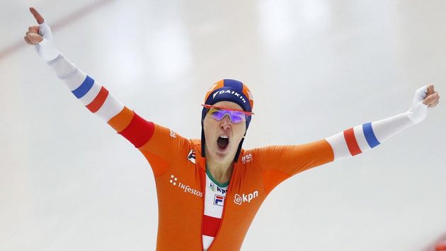 Nizozemska Ireen Wüstová se raduje po triumfu na 1500 m. Nizozemska Ireen Wüstová se raduje po triumfu na 1500 m.