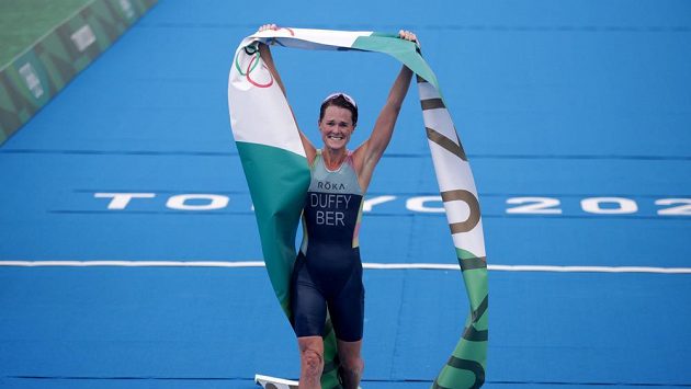 Triatlonistka Flora Duffyová z Bermud slaví vítězství v olympijském závodu a zároveň první zlato pro svou zemi v historii soutěží pod pěti kruhy. Triatlonistka Flora Duffyová z Bermud slaví vítězství v olympijském závodu a zároveň první zlato pro svou zemi v historii soutěží pod pěti kruhy.
