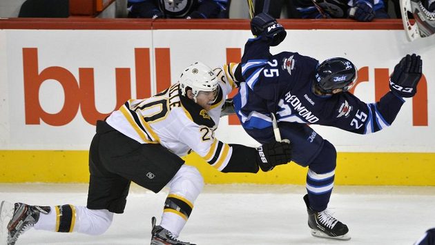 Americký hokejista Zach Redmond (vpravo) z Winnipegu při posledním utkání před zraněním. Americký hokejista Zach Redmond (vpravo) z Winnipegu při posledním utkání před zraněním.