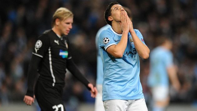 Zklamaný záložník Manchesteru City Samir Nasri. Zklamaný záložník Manchesteru City Samir Nasri.